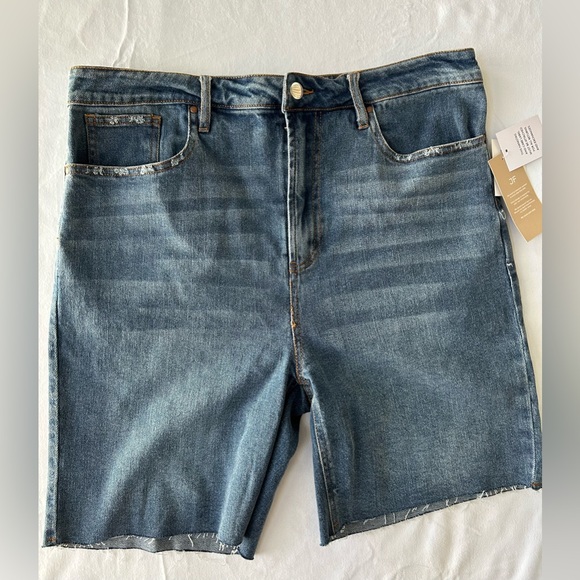 NEW JustFab Classic Blue Jean Shorts - Picture 1 of 9